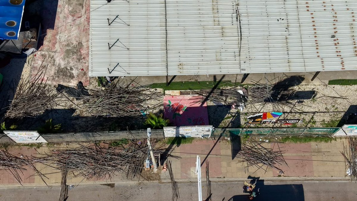 dumek_turbay's tweet photo. En el Espinal, frente al Castillo San Felipe y al lado de Chambacú, funcionó de manera ILEGAL un establecimiento comercial llamado PikoRed. 𝗘𝗹 𝗽𝗿𝗲𝗱𝗶𝗼 𝗻𝗼 𝗲𝗿𝗮 𝗽𝗿𝗶𝘃𝗮𝗱𝗼 𝘀𝗶𝗻𝗼 𝗱𝗲 𝘁𝗼𝗱𝗼𝘀 𝗹𝗼𝘀 𝗰𝗮𝗿𝘁𝗮𝗴𝗲𝗻𝗲𝗿𝗼𝘀; ¡𝗘𝗷𝗲𝗰𝘂𝘁𝗮𝗺𝗼𝘀 𝘀𝘂 𝗿𝗲𝘀𝘁𝗶𝘁𝘂𝗰𝗶ó𝗻!

Con esta intervención, ratificamos nuestro compromiso con la recuperación y protección del espacio público, promoviendo entornos más accesibles, conectados y disponibles para todos.

La restitución de esta franja contribuirá a mejorar la movilidad peatonal y fortalecer la conectividad entre el barrio El Espinal, el Centro Histórico y el Castillo de San Felipe, devolviendo a todos un espacio destinado al uso colectivo.

Seguimos transformando a #Cartagena ✔️