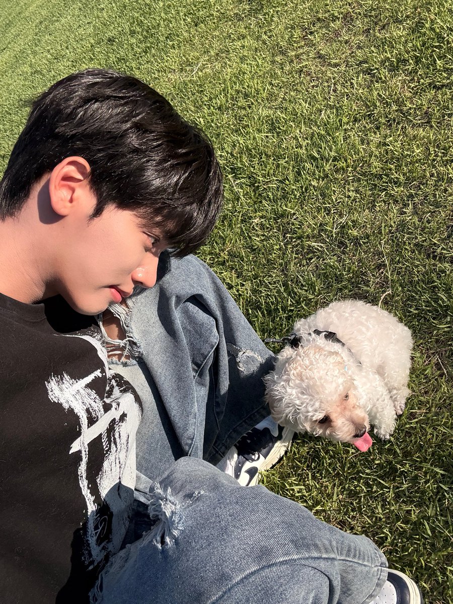 OmegaX_members's tweet photo. [#OX]

오늘 사진을 못찍어서 어제라두🐶❤️

#OMEGA_X #오메가엑스
#혁 #HYUK https://t.co/8Jpf3wRmvj