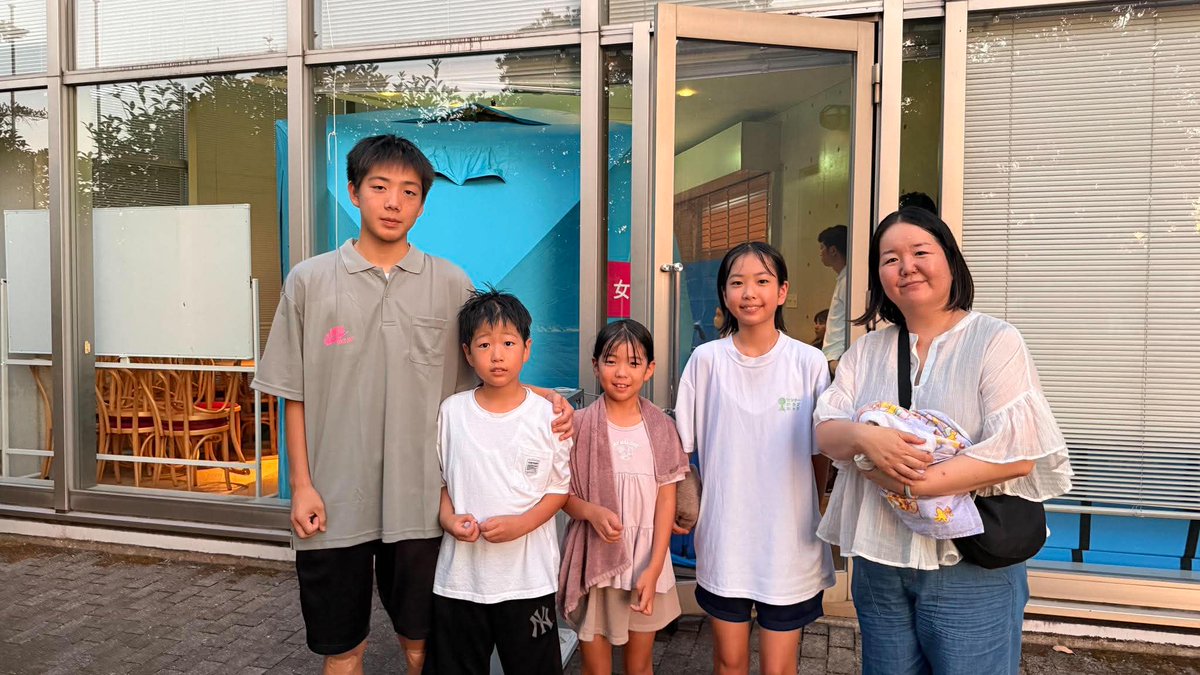 wotacorp's tweet photo. 【令和8年熊本地震】断水エリア避難所への入浴・手洗い提供開始のお知らせ

この度の令和8年熊本地震により、多くの方々が被災されていることに心よりお見舞い申し上げます。

発災から2日が経過した現在、熊本県内を中心とした3県・12自治体において、約84,000戸が断水の状態にあると報告されています(令和8年7月29日6:00時点。内閣府調べ)。

このたびWOTAは、熊本県より正式要請を受け、被災地における衛生環境の維持を目的に、断水時でも利用可能な水循環型シャワー「WOTA BOX」を活用した入浴提供を開始しました。あわせて水循環型手洗いスタンド「WOSH」による清潔な手洗いの提供に向けて、準備を進めております。

本活動は、WOTAが熊本県と2026年7月8日（水）に締結した「災害時の生活用水資機材の広域互助に関する協定」に基づく対応です。本協定は、JWAD（Japan Water Association for Disaster）が推進する都道府県をハブとした集約・配備態勢により、災害時における生活用水資機材を全国規模で集約し迅速に被災地に届けることを可能にする、自治体間の相互支援の仕組み「自治体間広域互助プラットフォーム」の構築を推進する取り組みの一つです。

本日（2026年7月30日）、熊本県宇城市において、水循環型シャワー「WOTA BOX」の設置を完了し、入浴の提供を開始しました。明日以降も順次設置する予定です。また、WOTAは本協定に基づきJWADの枠組みのもと、現在、約400台の資機材を熊本県内へ集約を進めており、断水地域の避難所や医療・福祉施設等へ配備を進めてまいります。

今後も、全国の自治体や協力企業をはじめとする関係各所のご協力のもと、断水地域における入浴・手洗い支援を拡充し、被災者の皆様へ衛生環境をお届けできるよう取り組んでまいります。

被災された皆様の一日も早い復旧を心より願い、弊社としても全力で支援活動を行います。

〈参考〉
「WOTA BOX」：https://t.co/UHsT1w1KmS
「WOSH」：https://t.co/RiBy7Lnqbt
JWAD（Japan Water Association for Disaster）：https://t.co/Ee0DYi4Z4b