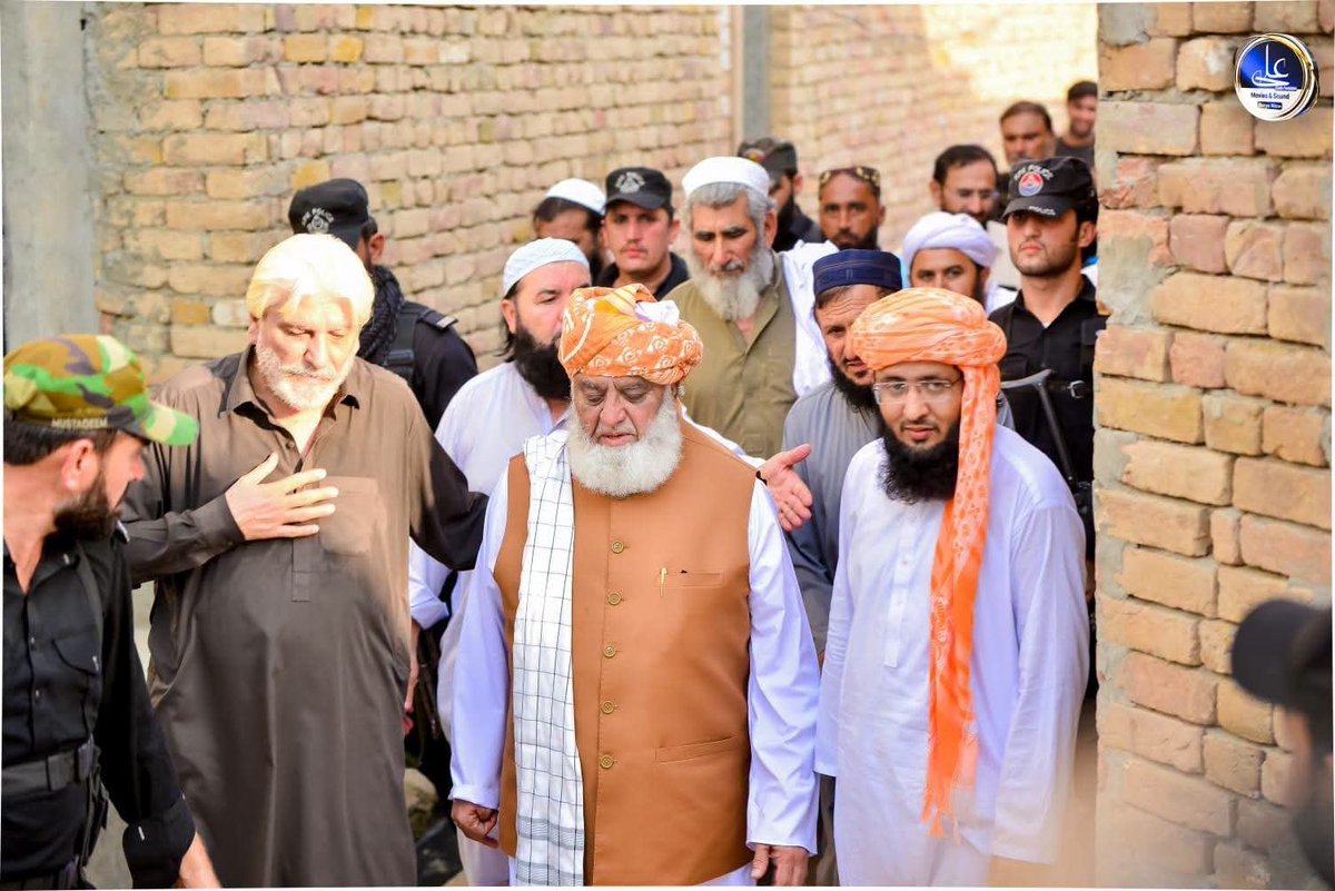 farooqi14's tweet photo. مدارس دینیہ کا ترجمان 
مولانا فضل الرحمن صاحب 
#سالار_امن_مولانا
#شہدائےجمعیت_باجوڑ
#پیغام_امن_جمعیت
#عوام_کو_جینے_دو
#ابابیلوں_کا_شکریہ https://t.co/OR3L4aWsPT