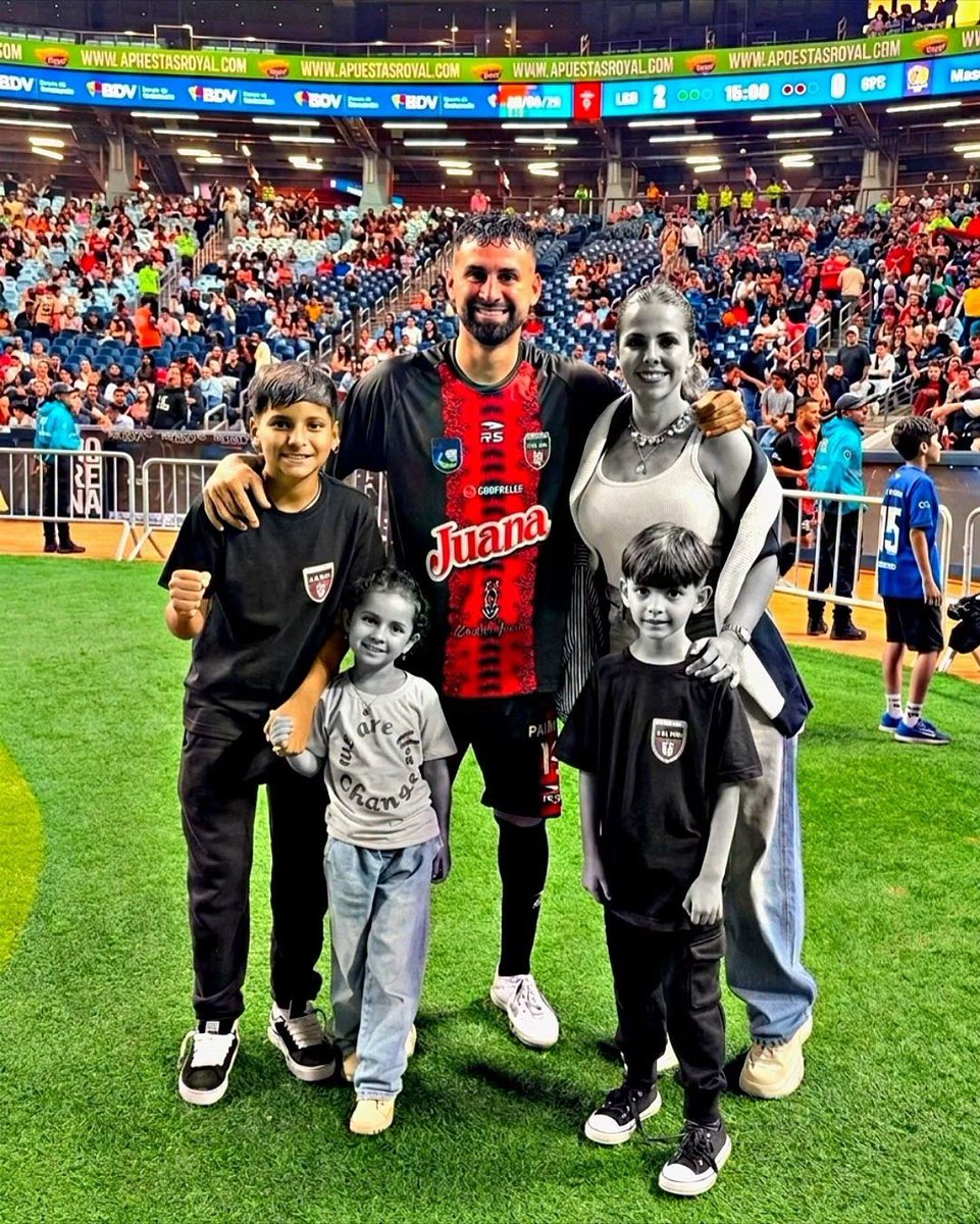 MotivacionesF's tweet photo. 💔🇻🇪 UN MENSAJE QUE ROMPE EL ALMA.

A un mes del trágico terremoto en Venezuela, el futbolista argentino Lucas Trejo compartió una desgarradora carta dedicada a su esposa Yanina y a sus hijos, Aarón y Ainhoa, quienes fallecieron bajo los escombros de su hogar.

“Me tocó vivir el peor momento de mi vida. Tuve que buscar a mi esposa y a mis dos hijos entre los escombros, aferrándome a la fe y esperando un milagro. Nunca imaginé atravesar un dolor tan grande.”

Pese a la pérdida, aseguró que continuará el propósito que comenzó junto a su familia:

“La vida de ellos no será en vano. Lo que empezamos juntos en Venezuela continuará, porque el propósito de Dios en esa nación se va a cumplir.”

Un testimonio de dolor, fe y fortaleza que ha conmovido a miles de personas ❤️🕊️