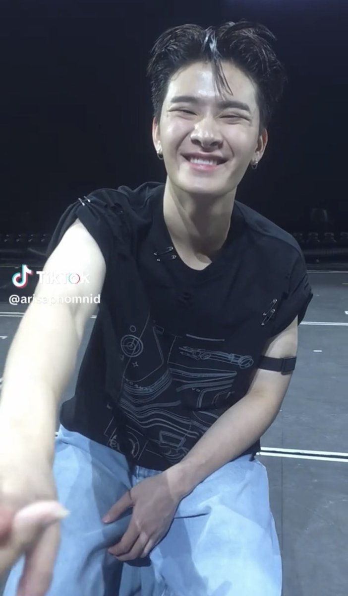 bnpmx_'s tweet photo. สงสัยนิดนึง อยากรู้ว่าสายรัดที่น้องไทยใส่ไว้ที่แขนนี่คือสายรัดอะไรอ่ะ น้องๆคนอื่นก็ไม่มีแบบนี้ที่แขน เป็นสายรัดสำหรับออกกำลังกายมั้ยนะ หรือว่าสายรัดแบบอื่น น้องรัดแขนข้างเดียวด้วย เพิ่งสังเกต5555
#THAIchayanon #BUS_LIGHTASONE https://t.co/p1NOcClKVZ