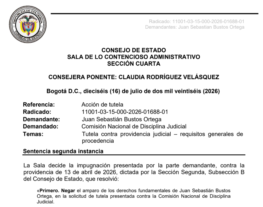 divulgajuridica's tweet photo. ¿Puede el juez guardar silencio frente a una solicitud expresa de prescripción de la acción?

En una reciente decisión de tutela contra providencia judicial, la Sección Cuarta del Consejo de Estado, amparó los derechos fundamentales al debido proceso y de acceso a la administración de justicia de un abogado sancionado con suspensión en el ejercicio de la profesión por la Comisión Nacional de Disciplina Judicial.

📌 La Comisión Seccional del Caquetá impuso al profesional una sanción de suspensión por seis (6) meses. El mismo día en que la CNDJ se disponía a decidir la segunda instancia (11 de febrero de 2026, a las 7:54 a. m.), el disciplinado radicó una solicitud expresa para que se declarara la prescripción de la acción disciplinaria. Tras emitirse el fallo confirmatorio ese mismo día, el abogado reiteró su petición. Al resolver dicha solicitud, la CNDJ se limitó a señalar que debía estarse a lo resuelto en la sentencia proferida el 11 de febrero de 2026.

⚖️ La Sala subrayó que no es constitucionalmente admisible que el fallador omita pronunciarse sobre una petición formulada de manera expresa, oportuna y anterior a la adopción del fallo, máxime al tratarse de un asunto de naturaleza sustancial del cual depende la potestad sancionadora.

  📖 La prescripción constituye un límite al ius puniendi del Estado, directamente vinculado con los principios constitucionales de seguridad jurídica, legalidad, debido proceso y proporcionalidad.  Cuando la prescripción se alega de manera oportuna, el juez adquiere el deber constitucional de analizarla y resolverla de fondo de forma clara, motivada y congruente.  

🎯 El Consejo de Estado revocó el fallo de tutela de primera instancia y concedió el amparo. En consecuencia, dejó sin efectos tanto la sentencia de segunda instancia del 11 de febrero de 2026 como el auto del 23 de febrero de 2026 proferidos por la CNDJ, y le ordenó dictar, en el término de veinte (20) días, una nueva providencia que resuelva de fondo la solicitud de prescripción de la acción disciplinaria.