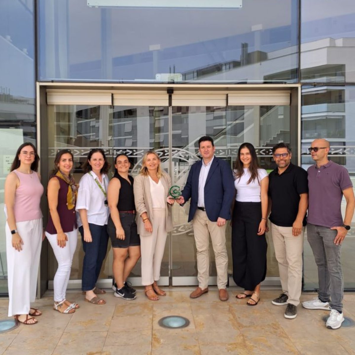 UCV_svm's tweet photo. Orgullosos de recibir un reconocimiento de @ContraCancerEs  por el compromiso de la UCV con #ValenciaContraElCáncer.

El 18 de octubre volveremos a colaborar con nuestro alumnado de Fisioterapia en una jornada que une investigación, salud y solidaridad. #YoSoyLaCura https://t.co/5NobUFvSgY