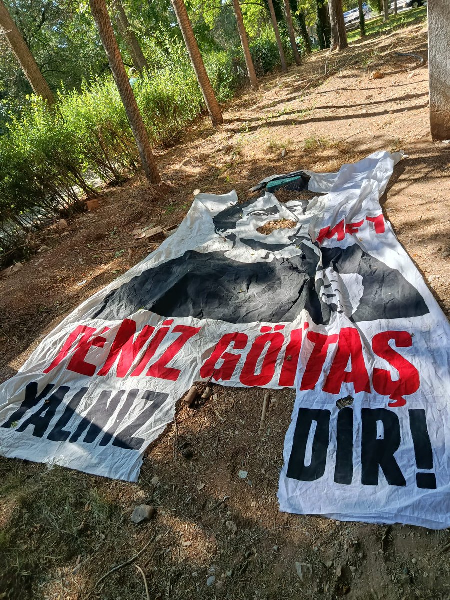 mft_odtu's tweet photo. Fizik üçlü amfiye astığımız "Deniz Göktaş Yalnız Değildir" yazılı pankartımıza bugün saldırı gerçekleştirildi. Bu saldırıyı gerçekleştiren zihniyet Deniz Göktaş'ı hedefine alan iktidarla aynı zihniyettedir. Bir kez daha tekrarlıyoruz
#DenizGöktaşSerbestBırakılsın https://t.co/5OOtm05u9w