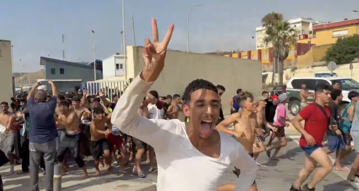 lcmondino_'s tweet photo. La foto de la izquierda es una de las tantas del 7 de octubre de 2023 cuando los gazatíes invadieron Israel para asesinar a miles de personas. 

La foto de la derecha es de la última invasión a Ceuta, una de las ciudades autónomas españolas. 

En las dos imágenes se nota el júbilo de la invasión y expansión de una doctrina, la islamista, que profesa que todas las otras religiones son incorrectas y que deben ser borradas del planeta. No son hechos aislados.