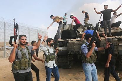 lcmondino_'s tweet photo. La foto de la izquierda es una de las tantas del 7 de octubre de 2023 cuando los gazatíes invadieron Israel para asesinar a miles de personas. 

La foto de la derecha es de la última invasión a Ceuta, una de las ciudades autónomas españolas. 

En las dos imágenes se nota el júbilo de la invasión y expansión de una doctrina, la islamista, que profesa que todas las otras religiones son incorrectas y que deben ser borradas del planeta. No son hechos aislados.