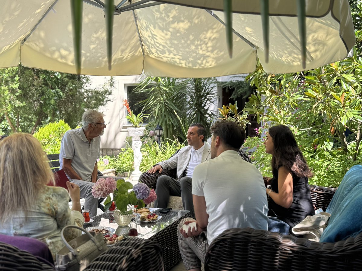 AKPartiSisli's tweet photo. İlçe Başkanımız Sn. Serkan Polat, Türk sanat yazarı Atila Taşpınar’ı ziyaret etti.

Nazik misafirperverlikleri ve değerli sohbetleri için kendilerine teşekkür ederiz.

@abdullahozdemir 
@srkplt 
@meozkaya 
@oeyoruk 
@akpartiistanbul https://t.co/osX0VXUdSF