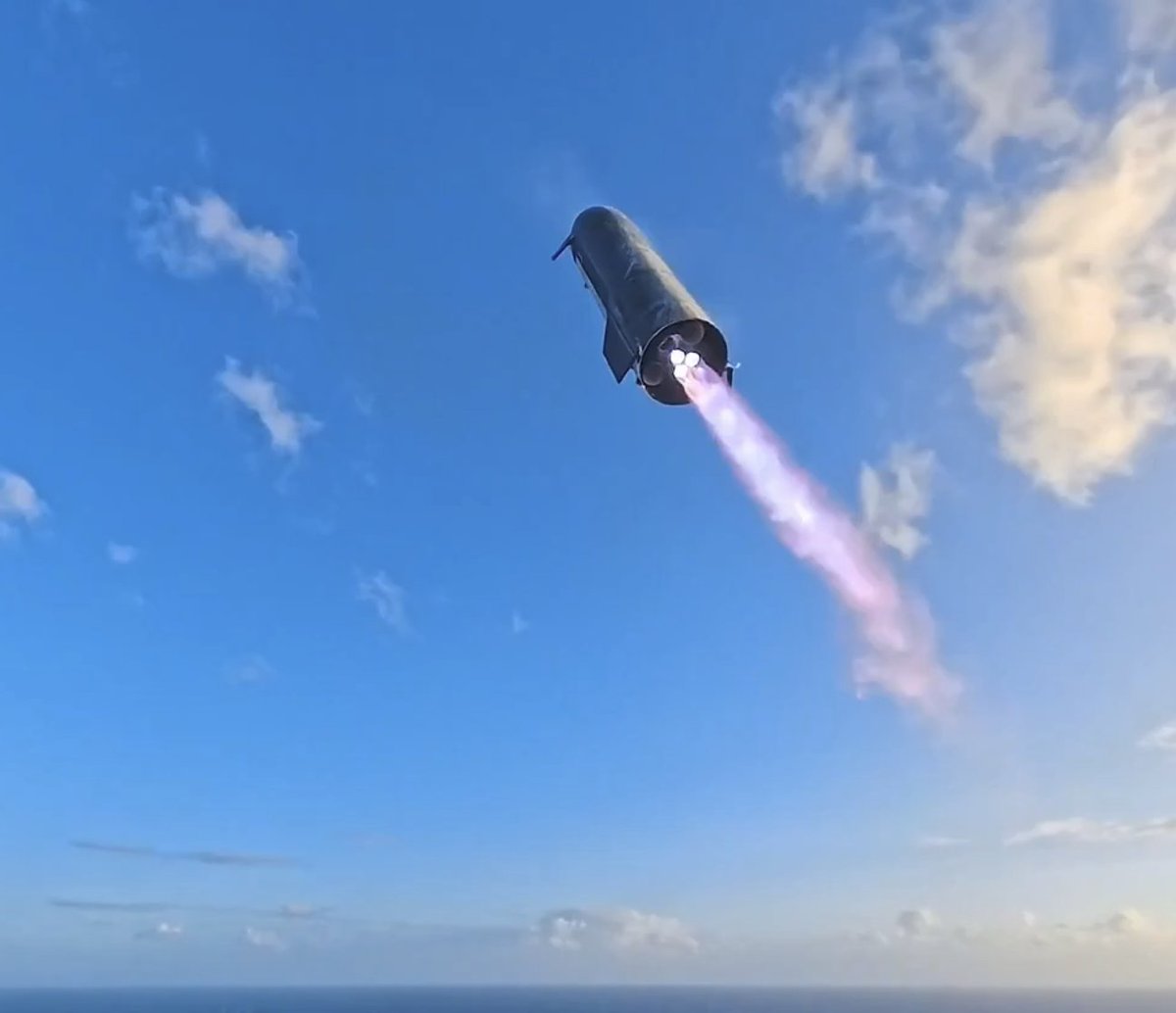 ChloeSkyleaf's tweet photo. @alcibiades5410 @__mike91 ??? Clearly at an angle that sweeps to the right and then under the drone, I'll give almost but still not really "directly" at the drone. I'm sure it is being pushed around a bit (seen when the body of the drone is visible) but you can do a lot of stabilization with a 360 camera. https://t.co/SSaJRbxaeb