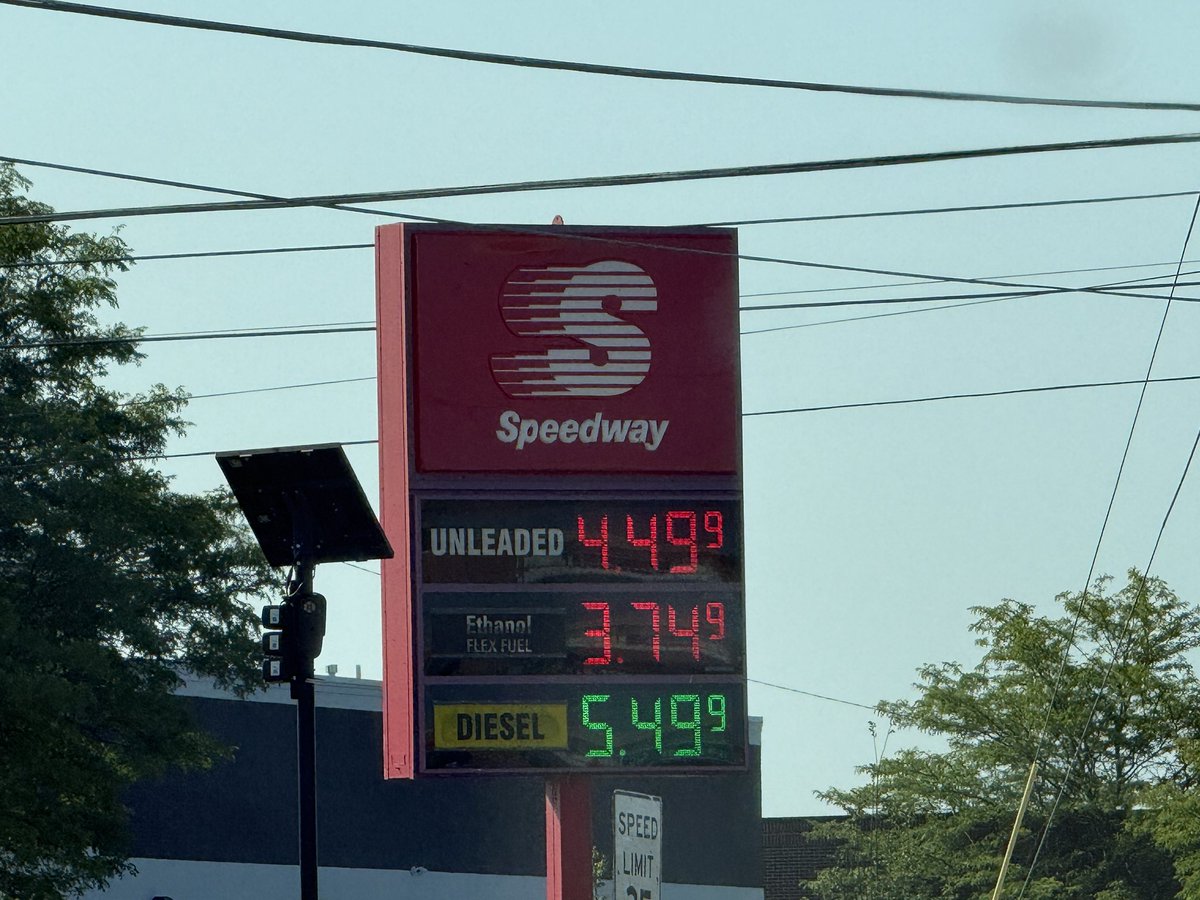 DaveBondyTV's tweet photo. This is not good for anybody. This is in Flint, Michigan. https://t.co/PRnKEA756g