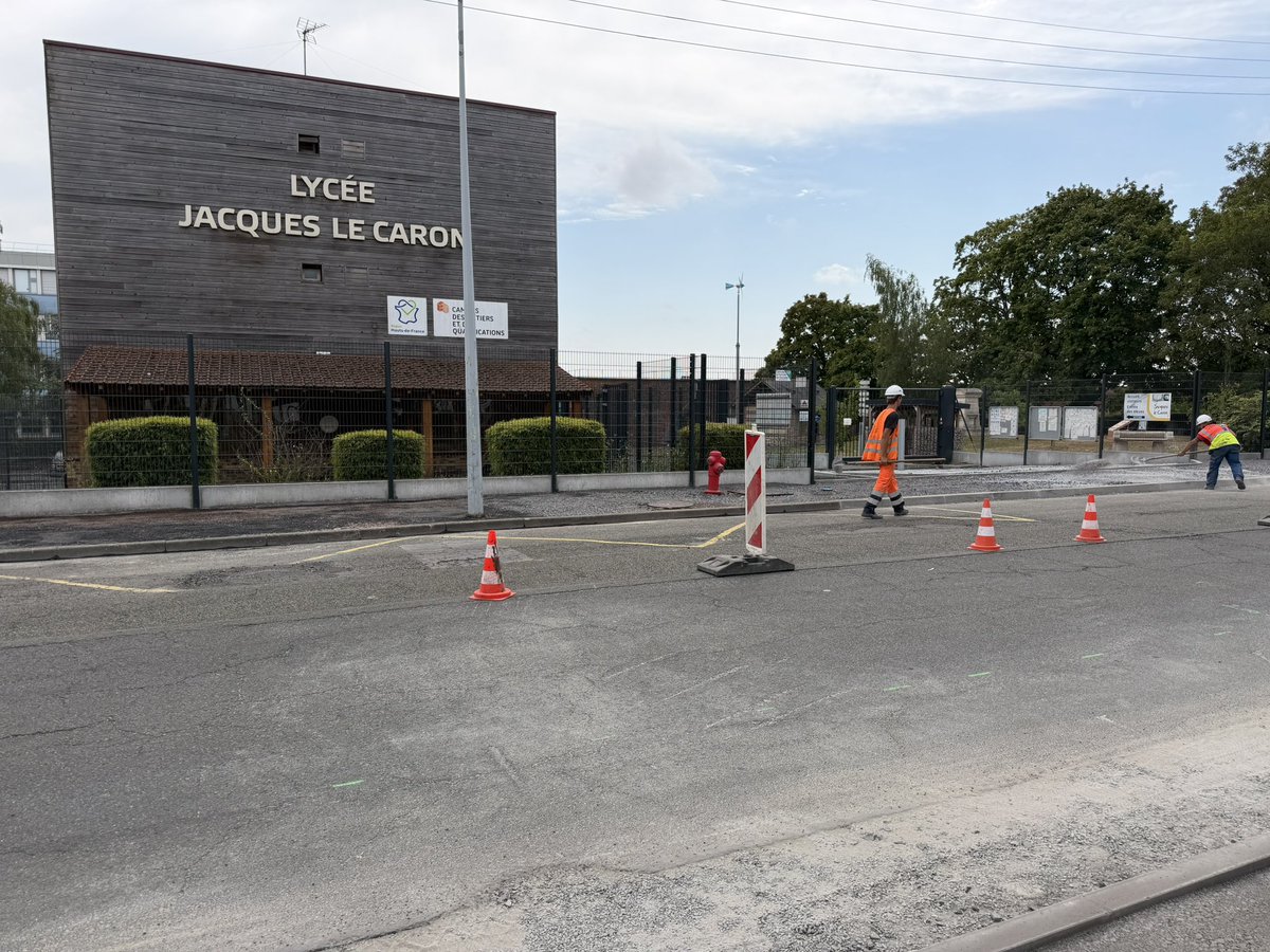 GrandArras's tweet photo. ✅À Arras, des aménagements sécuritaires sont en cours autour des Lycées Jacques Le Caron et Baudimont 
🤝Des travaux nécessaires pour les habitants du territoire https://t.co/cYkS8tzyy6