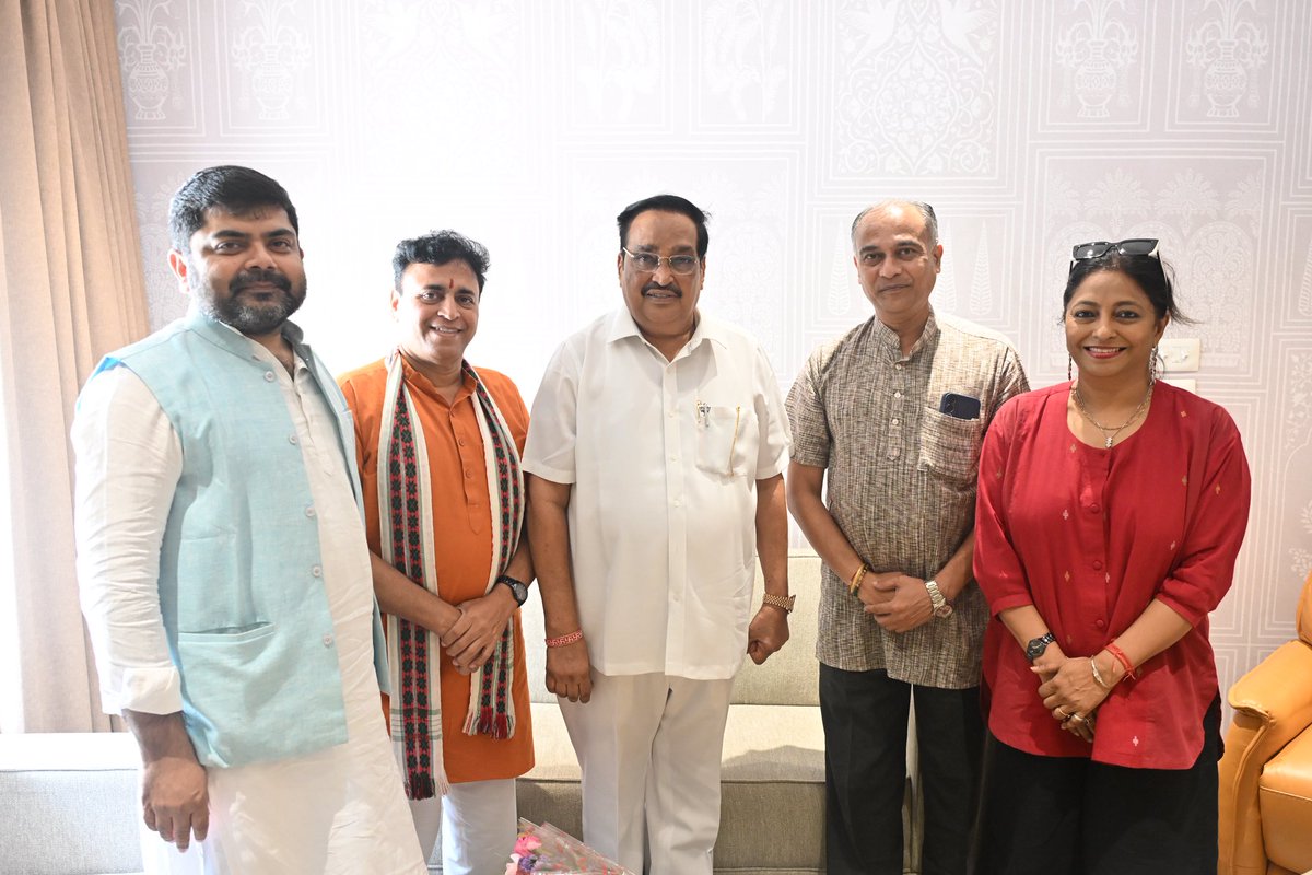 kshiprashuklaa's tweet photo. Always a pleasure to meet Jal Shakti Minister Sri @CRPaatil ji at his Delhi residence today. 

It was a good family time! 

@Sunil_Deodhar ji &amp; @MumbaichaDon accompanied . 
@AvinashGurukul https://t.co/RS74qcaMXG