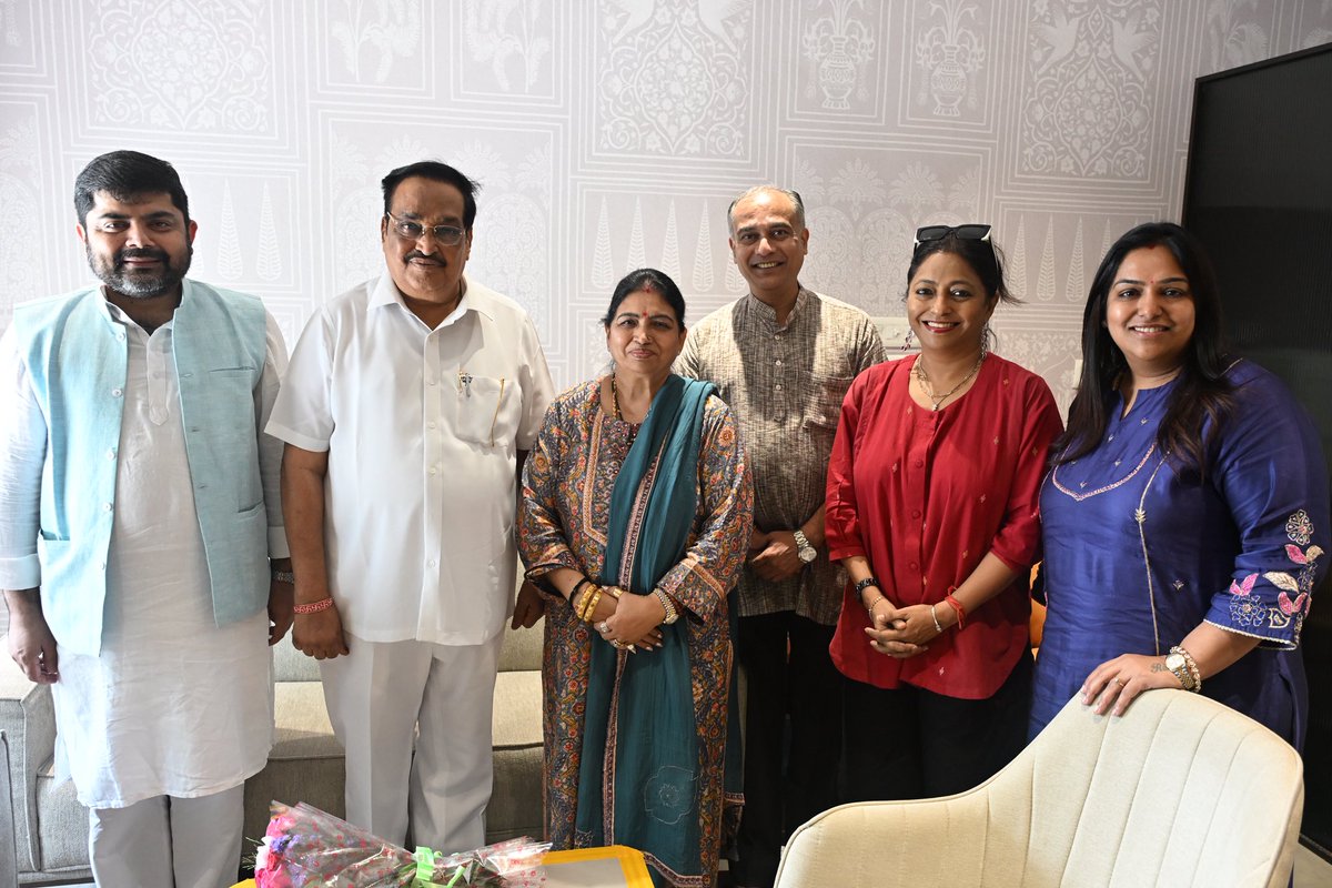 kshiprashuklaa's tweet photo. Always a pleasure to meet Jal Shakti Minister Sri @CRPaatil ji at his Delhi residence today. 

It was a good family time! 

@Sunil_Deodhar ji &amp; @MumbaichaDon accompanied . 
@AvinashGurukul https://t.co/RS74qcaMXG