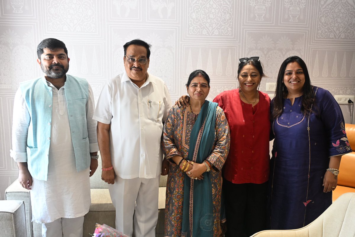 kshiprashuklaa's tweet photo. Always a pleasure to meet Jal Shakti Minister Sri @CRPaatil ji at his Delhi residence today. 

It was a good family time! 

@Sunil_Deodhar ji &amp; @MumbaichaDon accompanied . 
@AvinashGurukul https://t.co/RS74qcaMXG