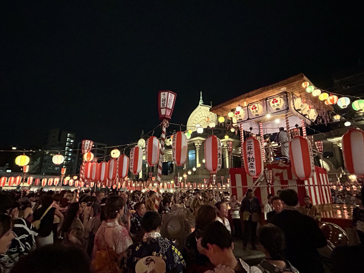 DRMEMI's tweet photo. 築地本願寺納涼盆踊り大会。盆踊り中止と言われても、提灯が点かない暗い中、みんな踊っていました。が！少しして盆踊りが始めるよって🤗歩幅5センチ級の混み具合の中、楽しみました。ありがとうございました👍 https://t.co/VagdkZZ8AG