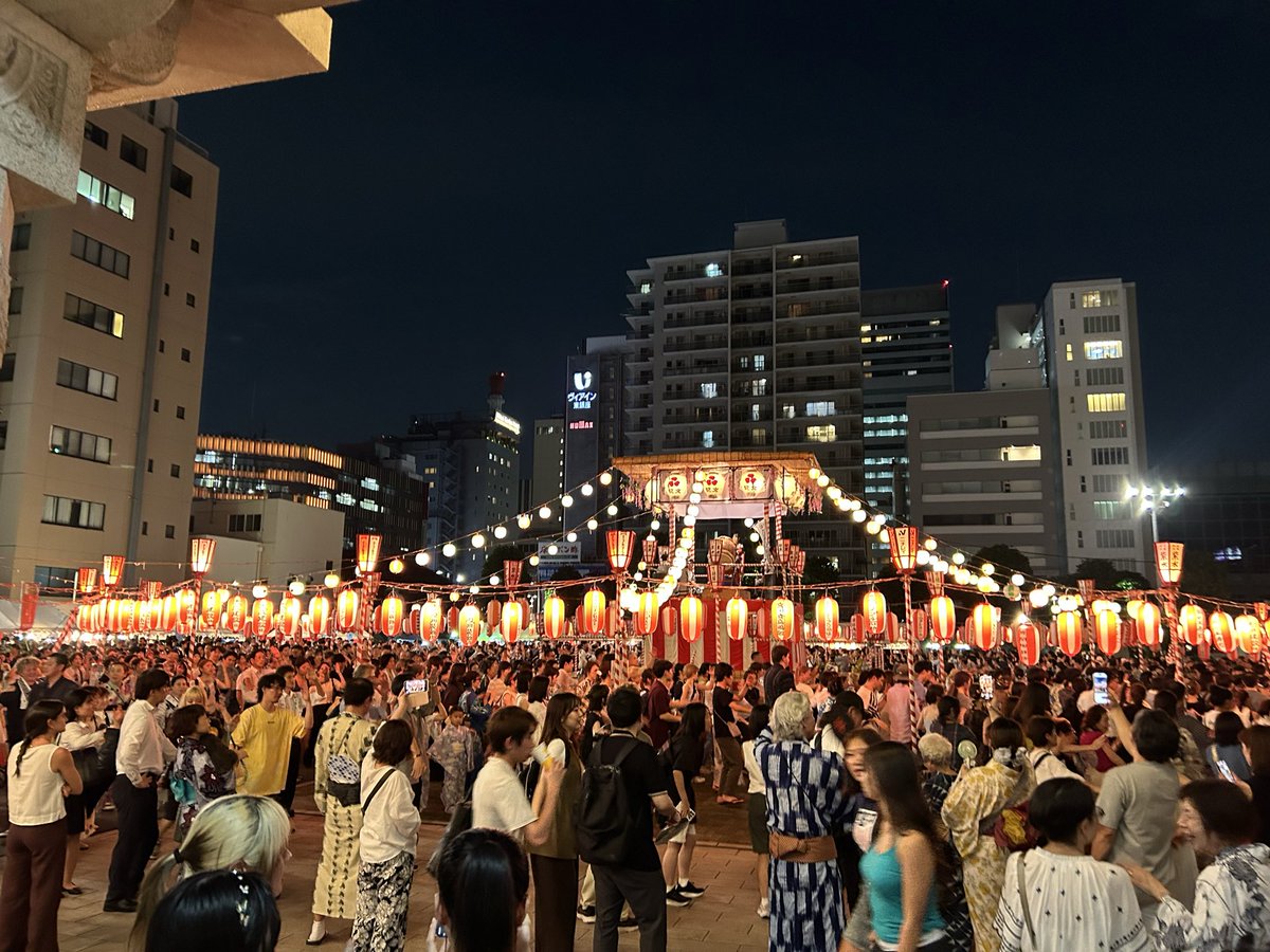 DRMEMI's tweet photo. 築地本願寺納涼盆踊り大会。盆踊り中止と言われても、提灯が点かない暗い中、みんな踊っていました。が！少しして盆踊りが始めるよって🤗歩幅5センチ級の混み具合の中、楽しみました。ありがとうございました👍 https://t.co/VagdkZZ8AG