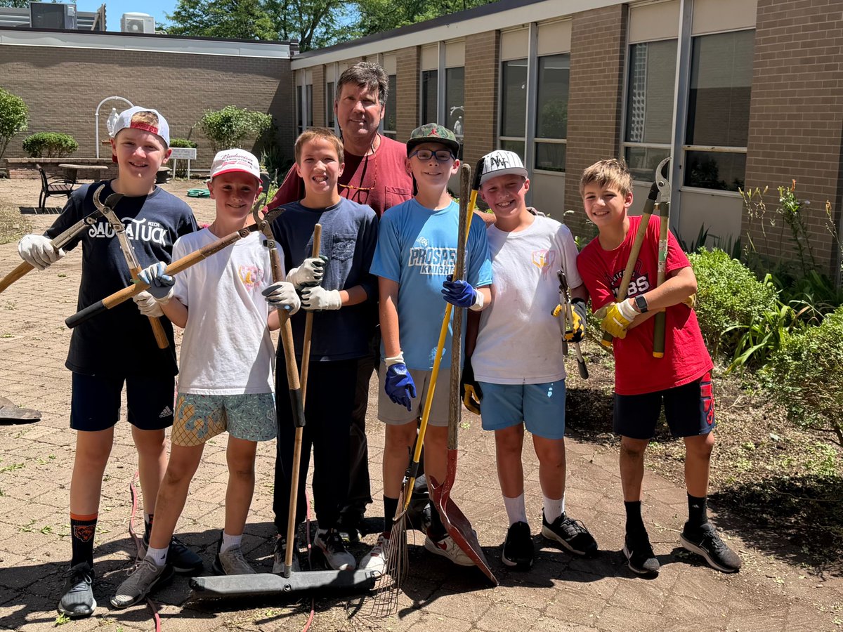 SJS_Bulldogs's tweet photo. 𝗢𝘂𝗿 𝗚𝗮𝗿𝗱𝗲𝗻 𝗖𝗿𝗲𝘄 𝗶𝘀 𝗛𝗮𝗿𝗱 𝗮𝘁 𝗪𝗼𝗿𝗸!

These dedicated SJS students have been busy beautifying our Prayer Garden! From trimming bushes and pulling weeds, they’ve put in the time and effort to preserve the beauty of this special space on our campus. 🙏🐾 https://t.co/fohJ6bdevl
