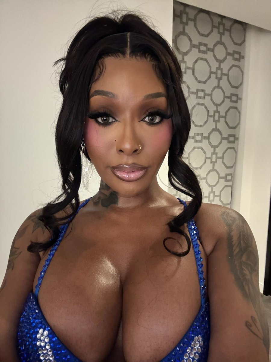 NadiaLongx3's tweet photo. Makeup vs no makeup 😍😍😍 I can do it all 💋💯 https://t.co/hXcuRZaJzg
