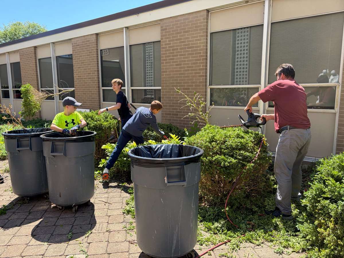 SJS_Bulldogs's tweet photo. 𝗢𝘂𝗿 𝗚𝗮𝗿𝗱𝗲𝗻 𝗖𝗿𝗲𝘄 𝗶𝘀 𝗛𝗮𝗿𝗱 𝗮𝘁 𝗪𝗼𝗿𝗸!

These dedicated SJS students have been busy beautifying our Prayer Garden! From trimming bushes and pulling weeds, they’ve put in the time and effort to preserve the beauty of this special space on our campus. 🙏🐾 https://t.co/fohJ6bdevl