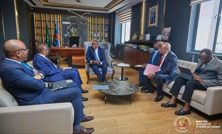 VictorKith's tweet photo. #​RDC : La #MIBA sollicite l'appui du ministre de la Justice, @NgefaGuillaume, pour stopper la spoliation de ses terrains à #Mbuji_Mayi.
​Le ministre s'engage à faire respecter la loi et à protéger le patrimoine de l'entreprise publique.
​#RDC #MbujiMayi #MIBA #JusticeRDC https://t.co/91hY6Nzk21