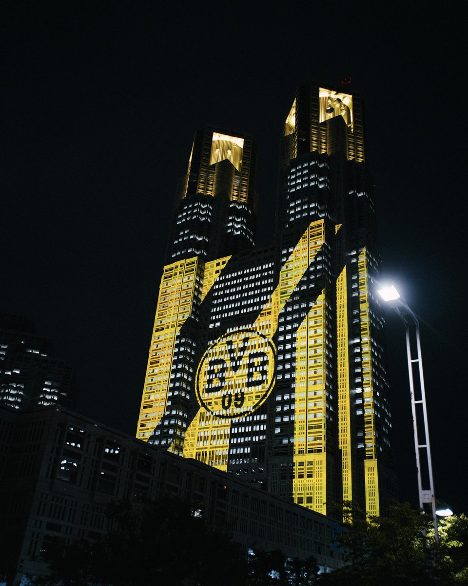 Fooootest's tweet photo. ドルトムントカラーになった東京都庁🇩🇪🔥

📸@BVB https://t.co/XmeeaCXwnt