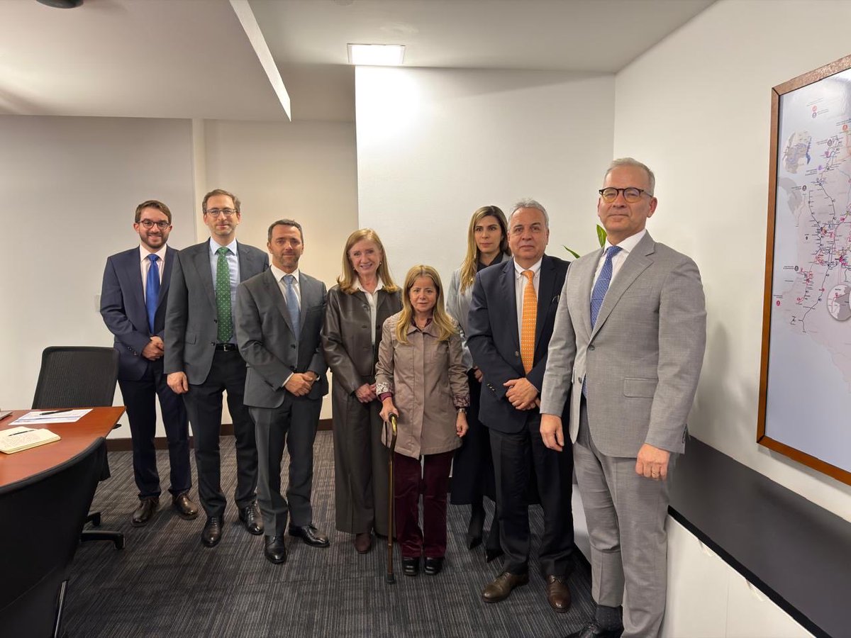 elsanoguerabaq's tweet photo. Sostuve una muy productiva reunión con una delegación del Banco Interamericano de Desarrollo (@el_BID), encabezada por la vicepresidenta de Países e Integración Regional, Anabel González; Tomás Serebrisky, gerente del sector de Infraestructura; y Ramiro López-Ghio, representante del BID en Colombia.

Acordamos una hoja de ruta para movilizar nuevas inversiones, fortalecer las alianzas público-privadas, recuperar la confianza de los inversionistas y acelerar la ejecución de los proyectos estratégicos de infraestructura que necesita Colombia.

También avanzaremos en mecanismos de financiación para las regiones, la modernización de las concesiones portuarias y el impulso a la recuperación de la navegabilidad del río Magdalena.

Nuestro compromiso es claro: menos trámites, más ejecución; más inversión, más conectividad; y una infraestructura al servicio de la gente que impulse la competitividad, genere empleo y transforme la vida de millones de colombianos.

#Infraestructura #Transporte #Colombia #BID #Conectividad #PatriaMilagro
