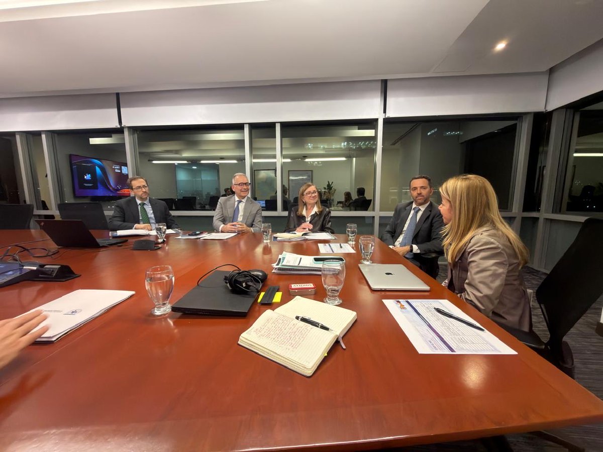 elsanoguerabaq's tweet photo. Sostuve una muy productiva reunión con una delegación del Banco Interamericano de Desarrollo (@el_BID), encabezada por la vicepresidenta de Países e Integración Regional, Anabel González; Tomás Serebrisky, gerente del sector de Infraestructura; y Ramiro López-Ghio, representante del BID en Colombia.

Acordamos una hoja de ruta para movilizar nuevas inversiones, fortalecer las alianzas público-privadas, recuperar la confianza de los inversionistas y acelerar la ejecución de los proyectos estratégicos de infraestructura que necesita Colombia.

También avanzaremos en mecanismos de financiación para las regiones, la modernización de las concesiones portuarias y el impulso a la recuperación de la navegabilidad del río Magdalena.

Nuestro compromiso es claro: menos trámites, más ejecución; más inversión, más conectividad; y una infraestructura al servicio de la gente que impulse la competitividad, genere empleo y transforme la vida de millones de colombianos.

#Infraestructura #Transporte #Colombia #BID #Conectividad #PatriaMilagro
