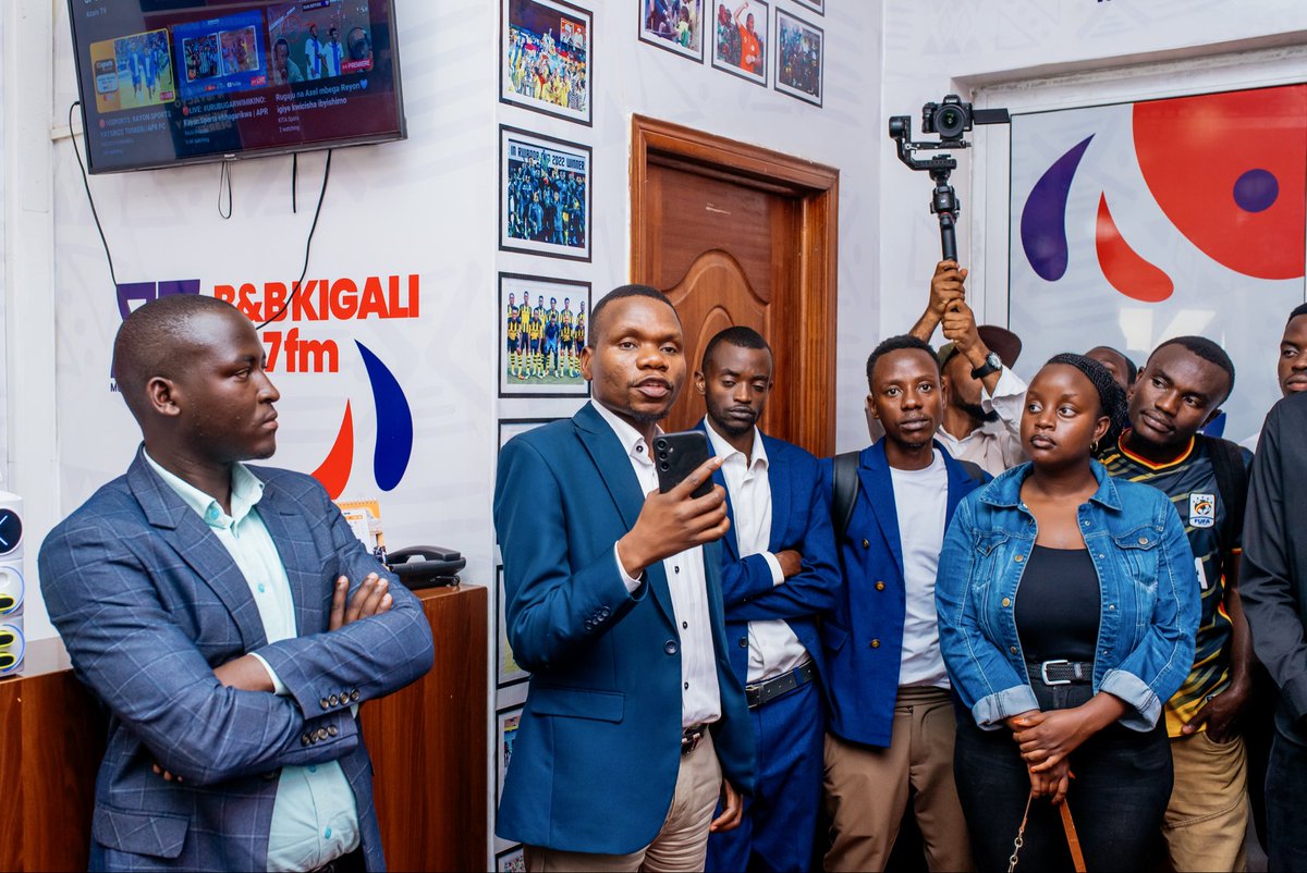 bbkigalifm's tweet photo. Ku gicamunsi cyo kuri uyu wa Kane, abanyeshuri biga muri Kaminuza y'u Rwanda @Uni_Rwanda , ishami ry'itangazamakuru n'itumananaho bakoreye urugendoshuri kuri B&amp;B Kigali 89.7 FM.

📸 : @GuyRonnel https://t.co/Sv4BTVOsLt