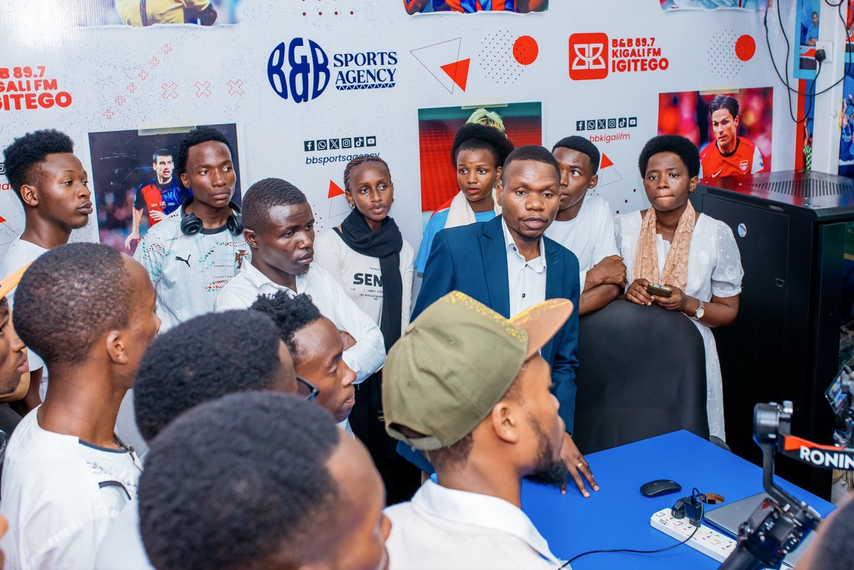 bbkigalifm's tweet photo. Ku gicamunsi cyo kuri uyu wa Kane, abanyeshuri biga muri Kaminuza y'u Rwanda @Uni_Rwanda , ishami ry'itangazamakuru n'itumananaho bakoreye urugendoshuri kuri B&amp;B Kigali 89.7 FM.

📸 : @GuyRonnel https://t.co/Sv4BTVOsLt