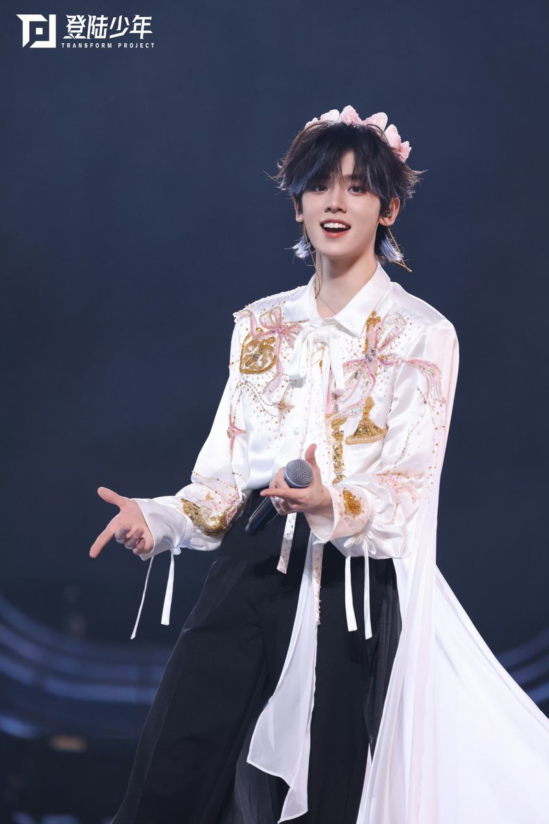 ZUOHANG_TH_'s tweet photo. #TOP登陆少年 Weibo Update!
2026.07.30

𝟐𝟎𝟐𝟔 𝐓𝐎𝐏 <𝐓𝐡𝐞 𝐄𝐭𝐞𝐫𝐧𝐚𝐥 𝐒𝐞𝐜𝐨𝐧𝐝> 𝐂𝐨𝐧𝐜𝐞𝐫𝐭 
—————— 𝐃𝐀𝐘𝟒 ——————

「𝐼'𝑚 𝑖𝑛 𝑙𝑜𝑣𝑒 𝑤𝑖𝑡ℎ 𝑡ℎ𝑒 𝑠ℎ𝑎𝑝𝑒 𝑜𝑓 𝑦𝑜𝑢」

#ZuoHang #左航 #จั่วหาง #LEFT 
#加点zuo料 #TOP登陆少年组合
#TransfOrmProject https://t.co/YLLk0H2wKI