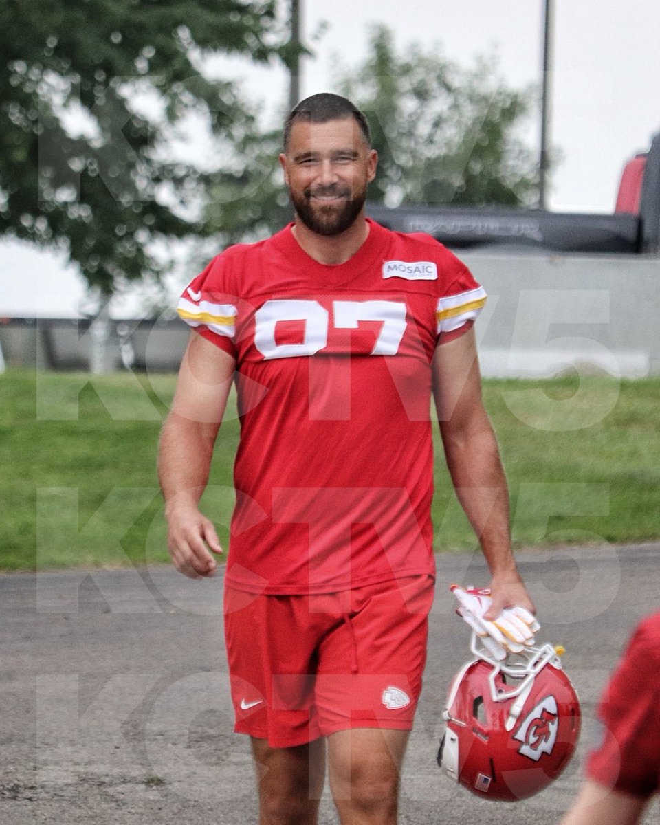 KCTV5's tweet photo. All smiles from Travis Kelce for another day of Chiefs Training Camp 😁

Camp Notes >>> https://t.co/DEnZ2ThaMX https://t.co/Dc7IU3DqlO