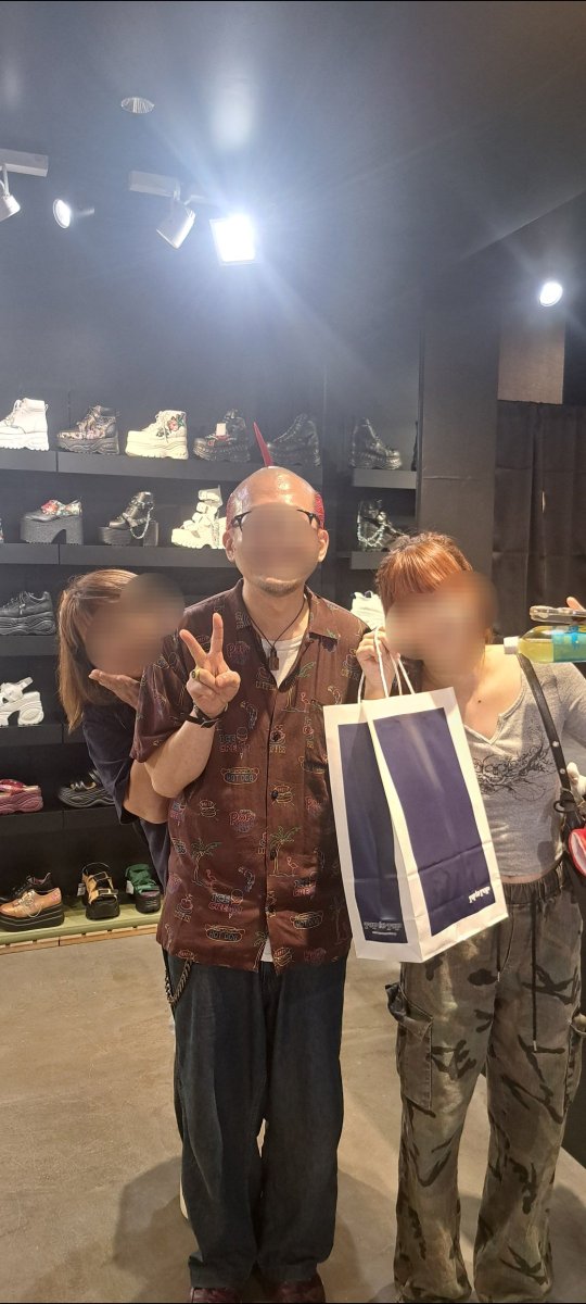 luvl997_'s tweet photo. アメ村初の甥っ子を連れて食事たり
買い物したりで、個性的な店員さんにも出会い、楽しい夏休みアメ村時間やったね。また行こね°・*:.。.☆ https://t.co/tmJzD3TPaA