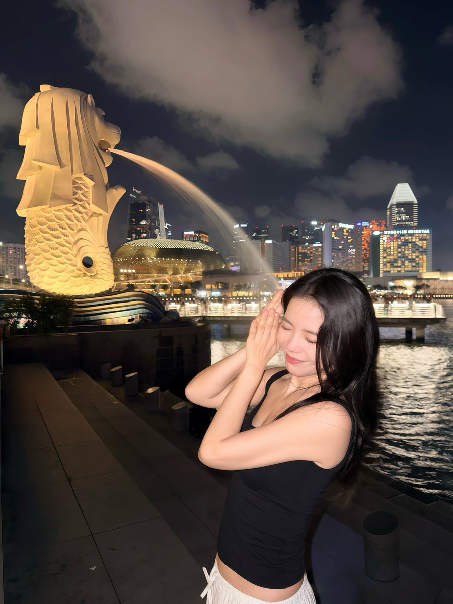 DragonKazoo77's tweet photo. Solar dressed up before her flight to Singapore so she could visit the city right after landing! She's such a J! https://t.co/dti2bSklTq