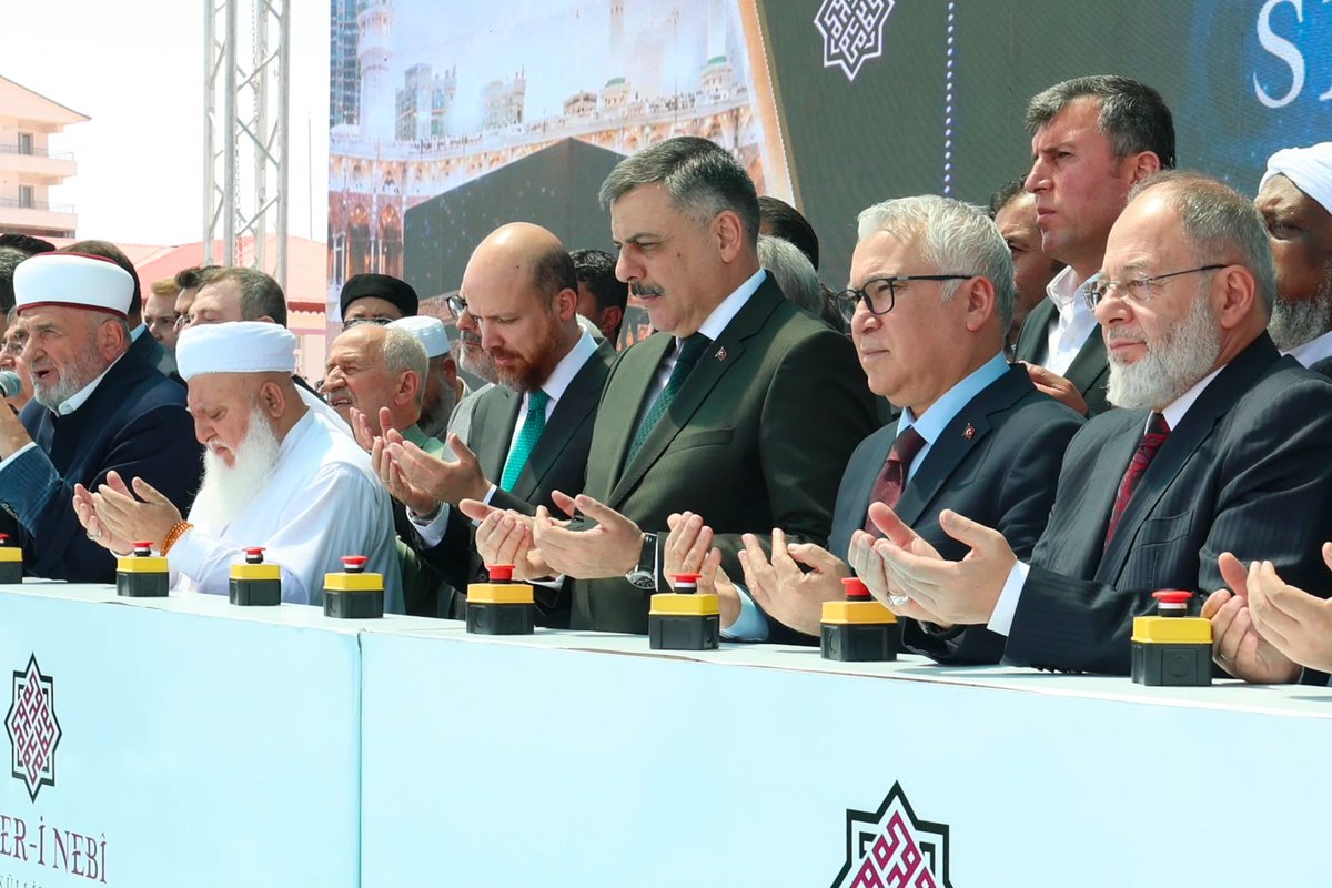 mahfildijital's tweet photo. 🔴 Sivas'ta 30 ayrı yapıdan oluşacak Siyer-i Nebi Külliyesi’nin temeli atıldı.

Temel atma törenine İçişleri Bakanı Çiftçi başta olmak üzere çok sayıda siyasi isim ve ilim adamı katılım sağladı. https://t.co/6L97K5Ybfq