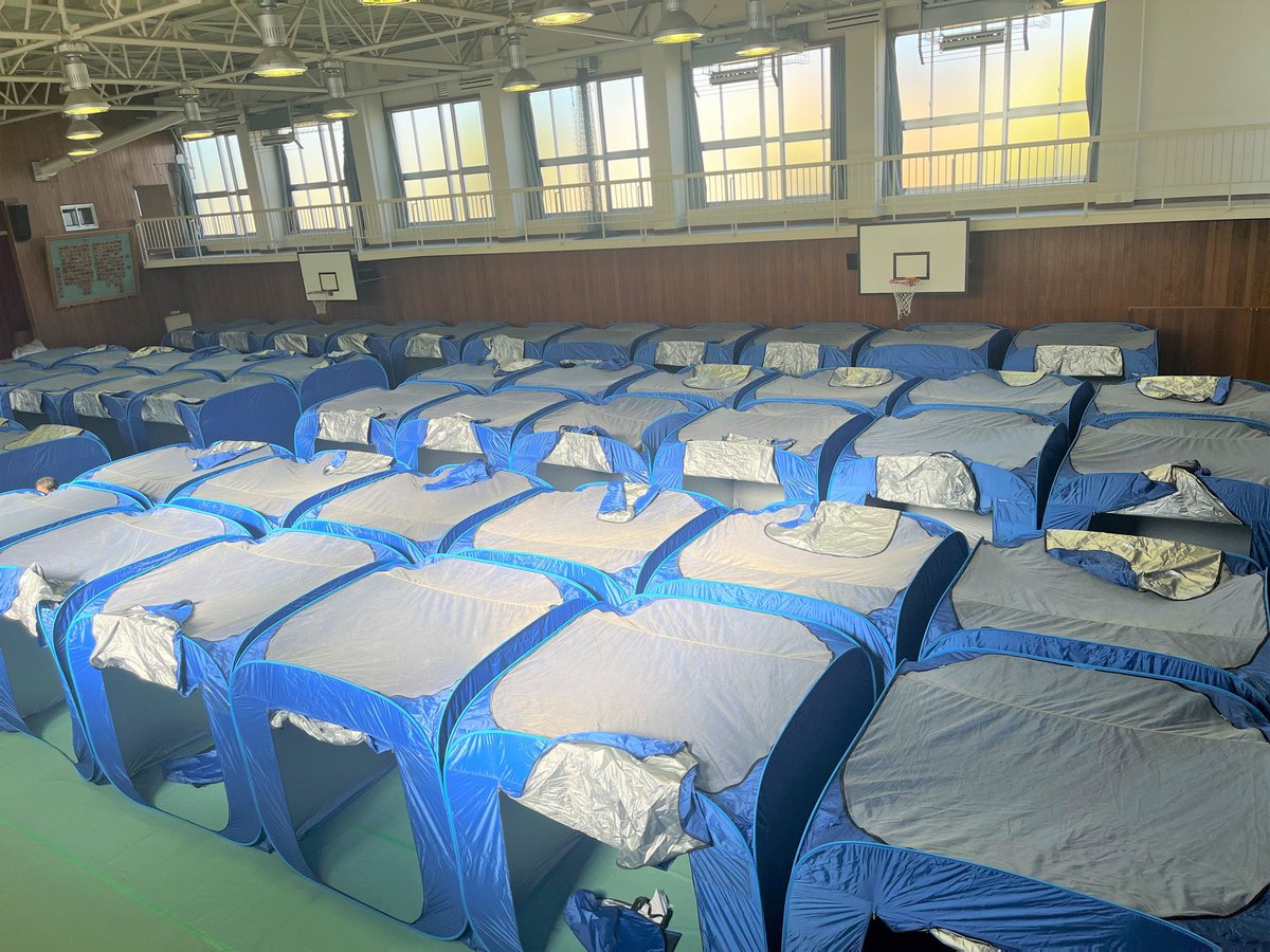 haradaryo_net's tweet photo. @Hiromi19611 箕面市の全ての避難所は、教室や体育館に敷き詰められるだけのテントを配備しており、被災してすぐに個室になります。いま、熊本の避難所にもお届けできないか検討を進めています。体育館で雑魚寝状態でプライバシーが保てない避難所がありましたら箕面市のテントをお届けしますのでご連絡ください。 https://t.co/fhOktxnIqp