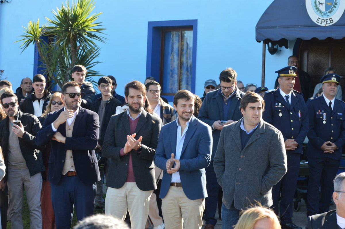 FloridaIDF's tweet photo. Se realiza el acto de promoción y egreso de la 69.ª promoción de la Escuela Policial de la Escala Básica en Florida.
Participan el Ministro del Interior, @CNegro7 el Sec.Gral. @JoseLuisCurbelo, autoridades departamentales y representantes nacionales, junto a familiares. https://t.co/uFGlxm0EqL