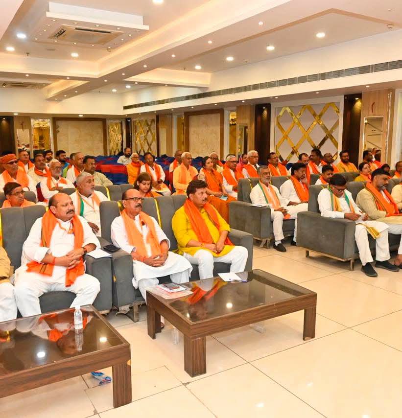 BJP4UP's tweet photo. प्रदेश महामंत्री (संगठन) श्री @idharampalsingh ने आजमगढ़ कमिश्नरी के पूर्व पदाधिकारियों एवं वरिष्ठ कार्यकर्ताओं के साथ आयोजित संगठनात्मक बैठक को सम्बोधित किया। https://t.co/zgJaPxGYKP