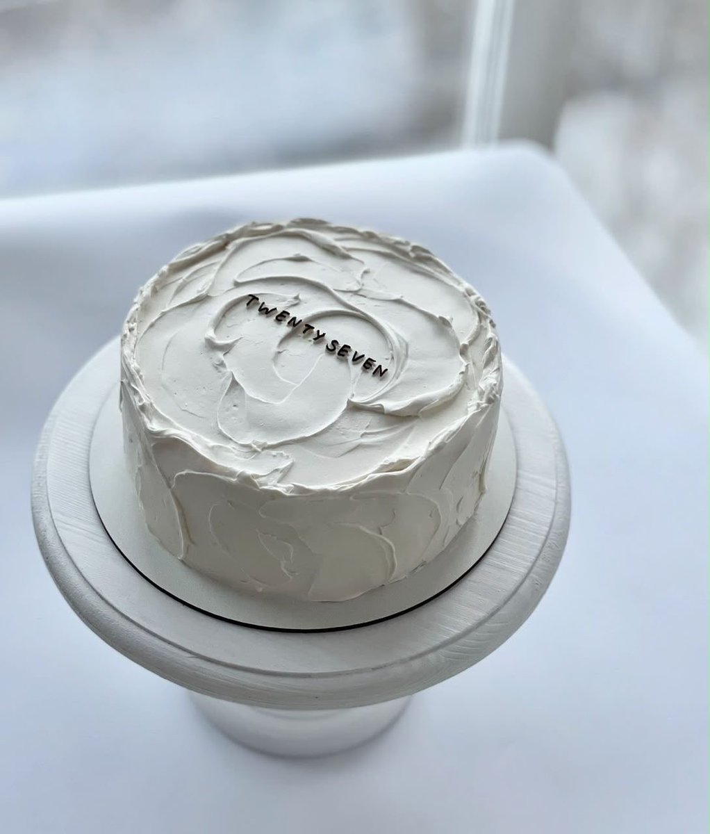 mastaeee's tweet photo. hi guyss ada yg jual atau bisa req kue untuk birthday seperti ini ga yaa? 

📍daerah tebet, jaksel #zonauang #birthdaycake #cake #tebet #jaksel https://t.co/dULZi5CuFC