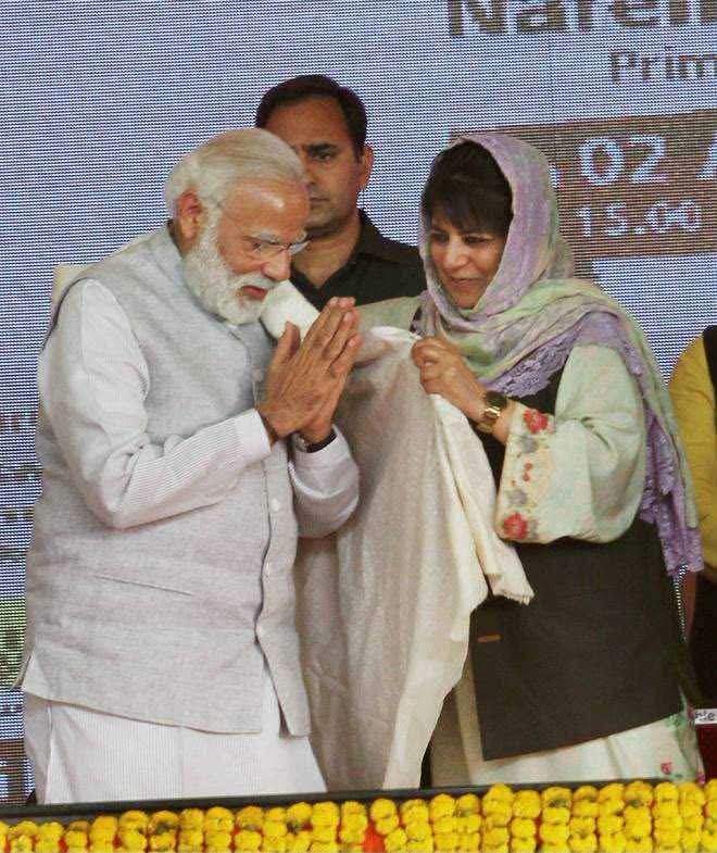 Fatima_khan79's tweet photo. Madam @IltijaMufti_ Yeh Bi Shayid AI Hia @parawahid  Ki Tarah Kuch Toh Sharam Karo Madam If U Raise One Finger  TO Another Person Four Fingers To Himself Understand Better To Understand https://t.co/aCSfWFHavr