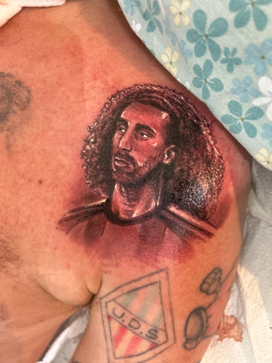 pons_sabate's tweet photo. Prometí que si ganábamos el Mundial me tatuaría el escudo de la @SEFutbol con las dos estrellas, y lo hice.

Prometí que si @cucurella3 se tatuaba la cara de Luis de la Fuente, yo me tatuaría la cara de Cucurella, y lo he hecho.

Promesas cumplidas 🥰💪 https://t.co/9eenyiGZpQ