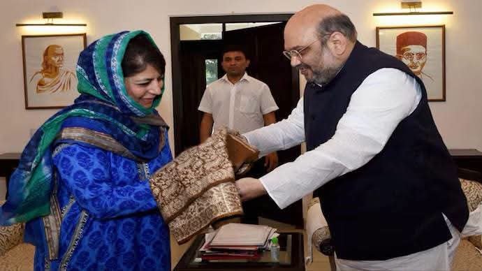 Fatima_khan79's tweet photo. Madam @IltijaMufti_ Yeh Bi Shayid AI Hia @parawahid  Ki Tarah Kuch Toh Sharam Karo Madam If U Raise One Finger  TO Another Person Four Fingers To Himself Understand Better To Understand https://t.co/aCSfWFHavr