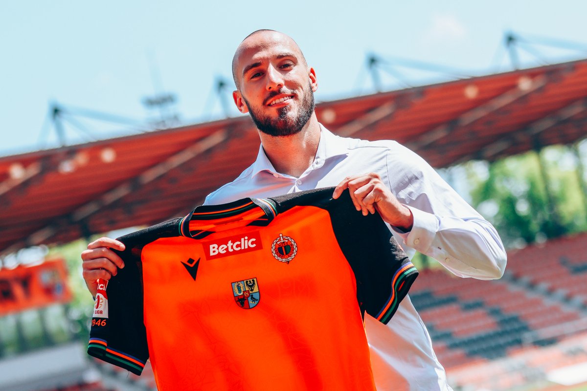 ChrobryGlogowSA's tweet photo. ✍ Mamy dla Was kolejną transferową wiadomość! Do naszej drużyny dołącza Amir Feratović - słoweński środkowy obrońca, który związał się z Chrobrym Głogów kontraktem obowiązującym do końca sezonu 2027/28!

🔗 https://t.co/AmDxUJ0Tmx https://t.co/RfszYs3rP9