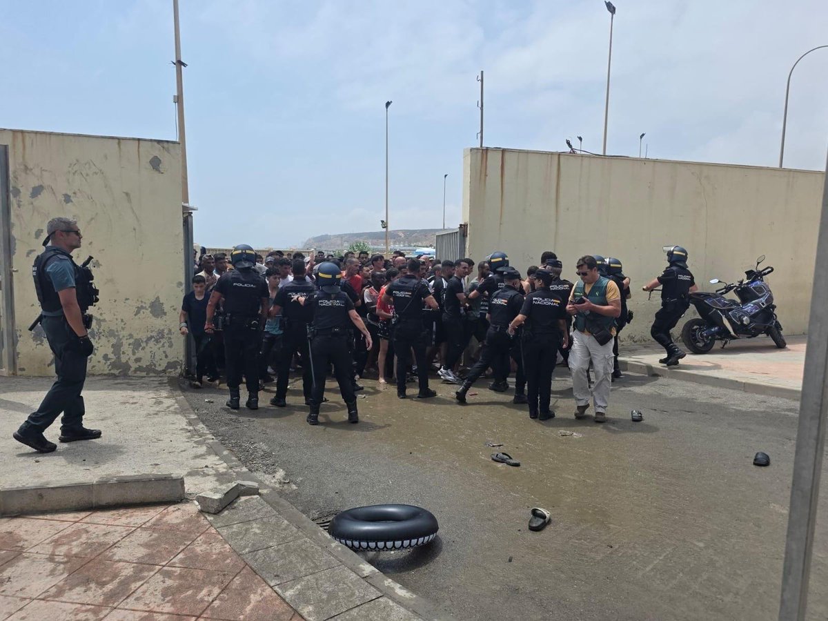 MOSSADil's tweet photo. 🇪🇸 INVASION OF MIGRANT SURGE OVERWHELMS SPAIN’S BORDERS

Thousands of migrants are reportedly gathering near Fnideq and moving toward Spain’s enclave of Ceuta, as Spanish authorities struggle to contain the influx. 

Prime Minister Pedro Sánchez failed to prepare for invasion, despite warnings of growing migration surges.

@visegrad24