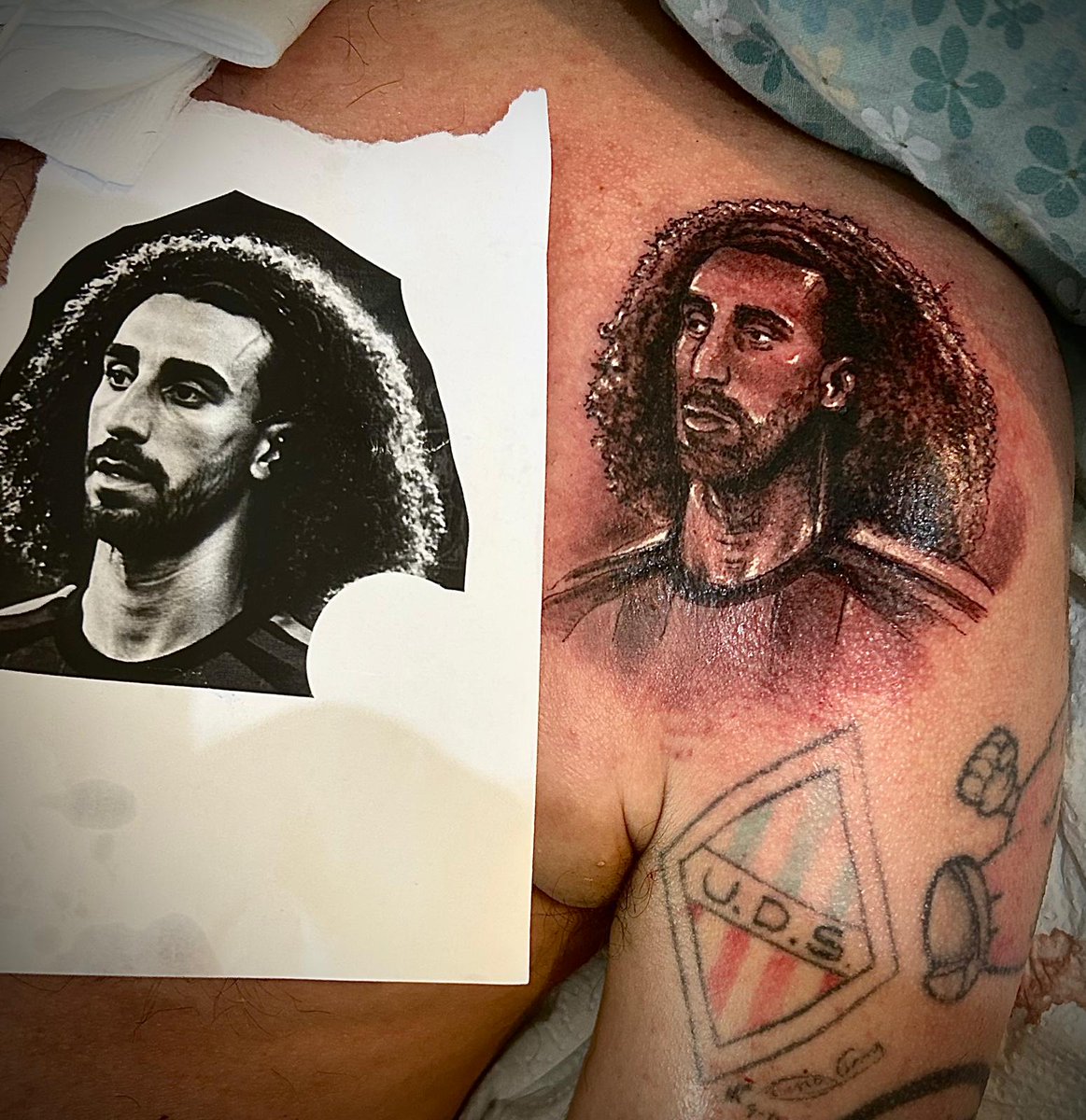 pons_sabate's tweet photo. Prometí que si ganábamos el Mundial me tatuaría el escudo de la @SEFutbol con las dos estrellas, y lo hice.

Prometí que si @cucurella3 se tatuaba la cara de Luis de la Fuente, yo me tatuaría la cara de Cucurella, y lo he hecho.

Promesas cumplidas 🥰💪 https://t.co/9eenyiGZpQ