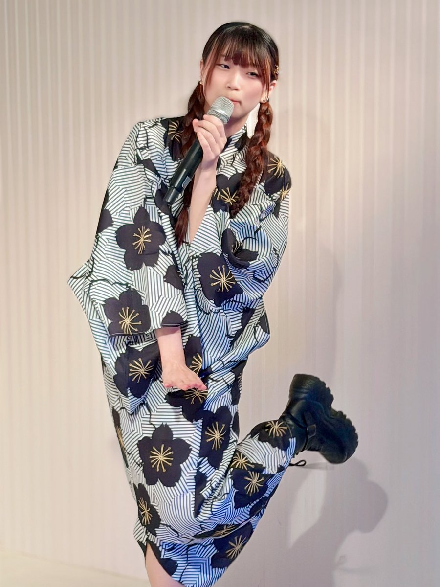 taka202011's tweet photo. 今日の定期公演
昭和のポーズ？ https://t.co/YwtonNX45K