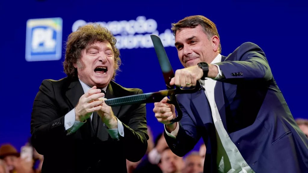 PoliticariaBras's tweet photo. Mais que ataque pessoal, gesto de Milei revela disputa internacional pela eleição brasileira https://t.co/Y6DbB7Qa2r https://t.co/eJuFpFQT20