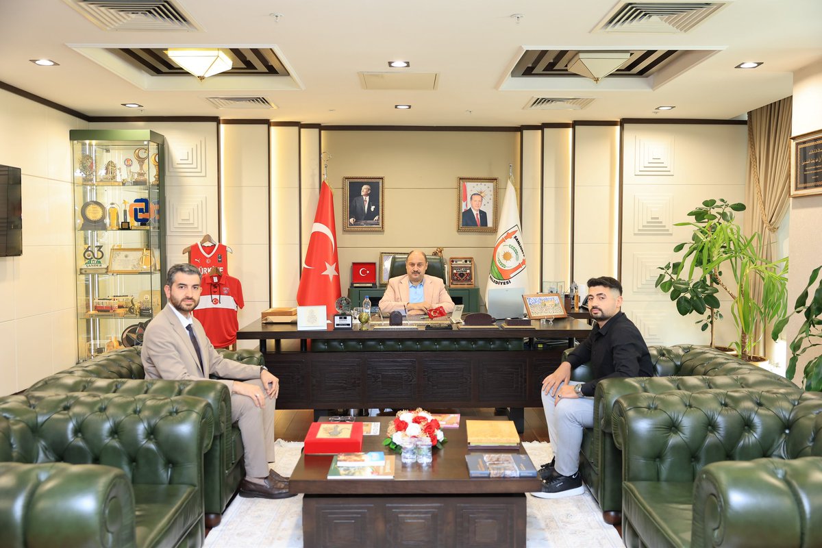 sanliurfabld's tweet photo. MasterChef Türkiye yarışmacısı, Şanlıurfalı hemşehrimiz Eyüp Can Güneş, Şanlıurfa Büyükşehir Belediye Başkanımız Mehmet Kasım Gülpınar’ı makamında ziyaret etti.

Kadim mutfağımızın lezzetini Türkiye’ye taşıyan tüm hemşehrimizle gurur duyuyor, başarılarının daim olmasını diliyoruz.