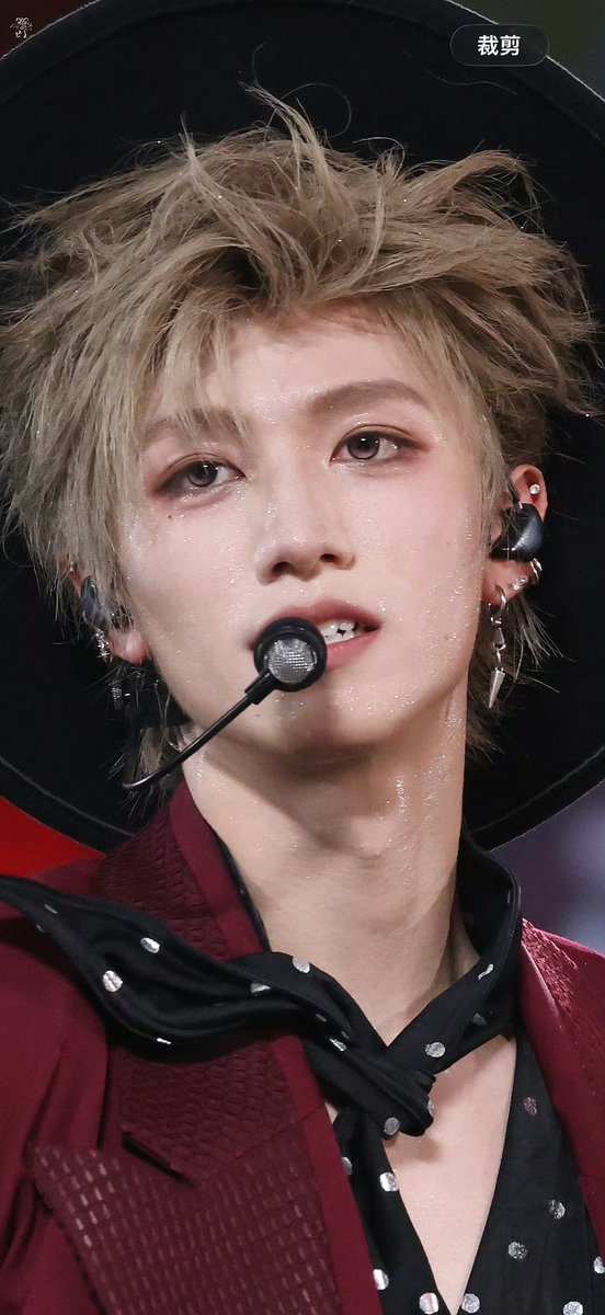 oootnotof3's tweet photo. 演唱会又让我窥见了棍铲床上的瞬间。青岛闷热的晚上即使是开着空调但是大哥哥脸上依旧大汗淋漓，特别是操到苏新皓g点的那一刻，被猛的一夹的那一刻，爽到翻白眼。 https://t.co/V2DmDG2LXa