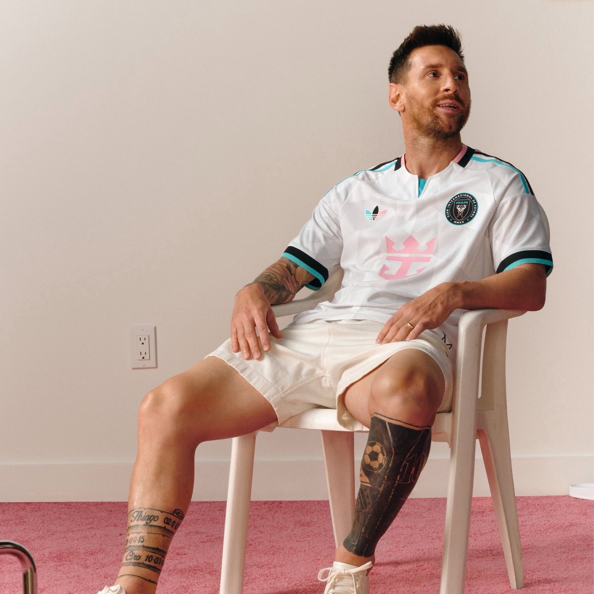 lnstantFoot's tweet photo. 🚨 OFFICIEL ! VOICI LE 3E MAILLOT DE L'INTER MIAMI AVEC ADIDAS ! ☀️🇺🇸

Une note sur 10 ?

📸 @adidasfootball https://t.co/kEYcU2Lqqw