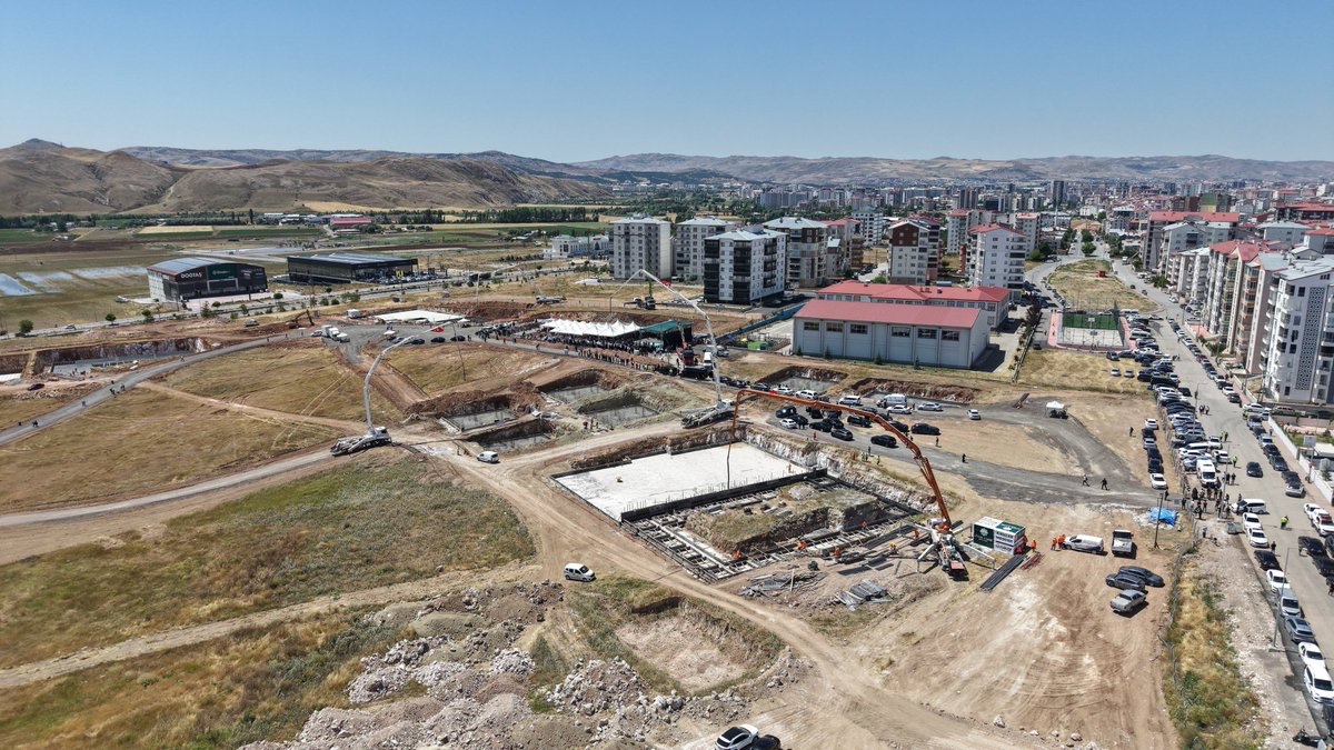 mahfildijital's tweet photo. 🔴 Sivas'ta 30 ayrı yapıdan oluşacak Siyer-i Nebi Külliyesi’nin temeli atıldı.

Temel atma törenine İçişleri Bakanı Çiftçi başta olmak üzere çok sayıda siyasi isim ve ilim adamı katılım sağladı. https://t.co/6L97K5Ybfq